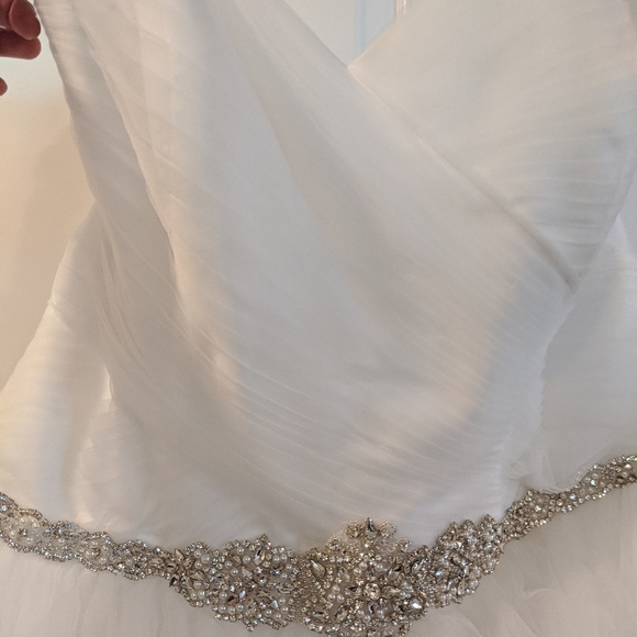 Vera Wang wedding dress - Picture 7 of 10